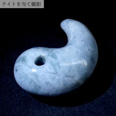 画像4: 糸魚川翡翠 約28mm 勾玉 ブルー 新潟県産 【一点物】 手研磨 山梨研磨 Itoigawa Jade 日本銘石 希少 国石 翡翠 ひすい ヒスイ 硬玉 ジェダイド 5月誕生石 職人 匠 伝統技術 幸運 健康運 天然石 パワーストーン (4)