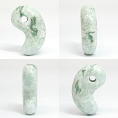 画像2: 糸魚川翡翠 約31mm 勾玉 新潟県産 【一点物】 手研磨 山梨研磨 Itoigawa Jade 日本銘石 希少 国石 翡翠 ひすい ヒスイ 硬玉 ジェダイド 5月誕生石 職人 匠 伝統技術 幸運 健康運 天然石 パワーストーン (2)