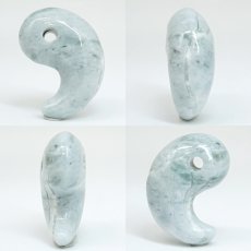 画像2: 糸魚川翡翠 約28mm 勾玉 ブルー 新潟県産 【一点物】 手研磨 山梨研磨 Itoigawa Jade 日本銘石 希少 国石 翡翠 ひすい ヒスイ 硬玉 ジェダイド 5月誕生石 職人 匠 伝統技術 幸運 健康運 天然石 パワーストーン (2)
