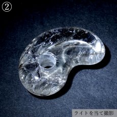 画像7: 竹森水晶 約25mm 勾玉 針入り 山梨県 塩山 竹森鉱山産 【一点物】 手研磨 山梨研磨 Yamanashi Quartz 山梨県 国産水晶 内包物 職人 匠 伝統技術 幸運 健康運 天然石 パワーストーン (7)