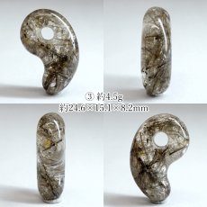 画像8: 竹森水晶 約25mm 勾玉 針入り 山梨県 塩山 竹森鉱山産 【一点物】 手研磨 山梨研磨 Yamanashi Quartz 山梨県 国産水晶 内包物 職人 匠 伝統技術 幸運 健康運 天然石 パワーストーン (8)