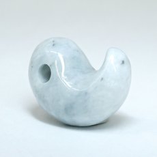 画像3: 糸魚川翡翠 約21mm 勾玉 ブルー 新潟県産 【一点物】 手研磨 山梨研磨 Itoigawa Jade 日本銘石 希少 国石 翡翠 ひすい ヒスイ 硬玉 ジェダイド 5月誕生石 職人 匠 伝統技術 幸運 健康運 天然石 パワーストーン (3)
