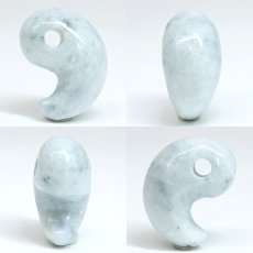 画像2: 糸魚川翡翠 約21mm 勾玉 ブルー 新潟県産 【一点物】 手研磨 山梨研磨 Itoigawa Jade 日本銘石 希少 国石 翡翠 ひすい ヒスイ 硬玉 ジェダイド 5月誕生石 職人 匠 伝統技術 幸運 健康運 天然石 パワーストーン (2)