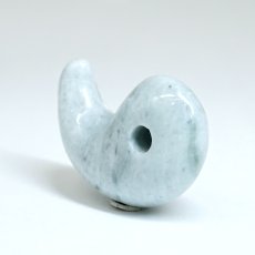 画像3: 糸魚川翡翠 約28mm 勾玉 ブルー 新潟県産 【一点物】 手研磨 山梨研磨 Itoigawa Jade 日本銘石 希少 国石 翡翠 ひすい ヒスイ 硬玉 ジェダイド 5月誕生石 職人 匠 伝統技術 幸運 健康運 天然石 パワーストーン (3)