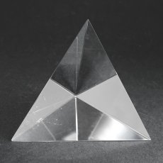 画像2: 天然水晶 四面体 55mm ブラジル産 山梨伝統技術士作【一点物】Quartz 水晶 石英 4月誕生石 伝統 技術 手研磨 伝統技術 職人 無処理 4面体 三角 カット 匠 天然石 パワーストーン (2)