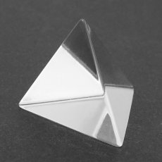 画像3: 天然水晶 四面体 31mm ブラジル産 山梨伝統技術士作【一点物】Quartz 水晶 石英 4月誕生石 伝統 技術 手研磨 伝統技術 職人 無処理 4面体 カット 匠 天然石 パワーストーン (3)