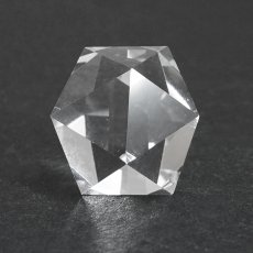 画像2: 天然水晶 二十面体 ブラジル産 山梨伝統技術士作【一点物】Quartz 水晶 石英 4月誕生石 伝統 技術 手研磨 伝統技術 職人 無処理 ひし形 20面体カット 匠 天然石 パワーストーン (2)