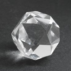 画像2: 天然水晶 三十二面体 ブラジル産 山梨伝統技術士作【一点物】Quartz 水晶 石英 4月誕生石 伝統 技術 手研磨 伝統技術 職人 無処理 32面体カット 匠 天然石 パワーストーン (2)