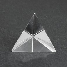画像2: 天然水晶 四面体 23mm ブラジル産 山梨伝統技術士作【一点物】Quartz 水晶 石英 4月誕生石 伝統 技術 手研磨 伝統技術 職人 無処理 4面体 カット 匠 天然石 パワーストーン (2)