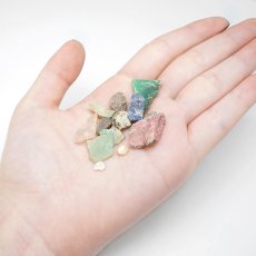 画像3: かっこみのカケラ MIX 100g 【中粒】 オールドストック 山梨県 甲府市 原石 さざれ石 詰め合わせ ランダム ミックス 浄化 鉱物 宝さがし 一期一会 天然石 パワーストーン カラーストーン (3)