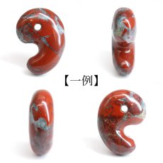 画像2: 【SALE 20%OFF】 佐渡 赤玉石 30mm 勾玉 新潟県産 佐渡市 SADO AKADAMA 赤石 石英 酸化鉄 日本銘石 正規代理店 日本製 自社製 鉱物 パワーストーン 天然石 (2)