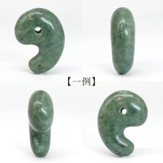 画像2: 日高翡翠 30mm 勾玉 AAランク プレーン 北海道産 日高町 HIDAKA Jade クロム 翡翠 ひすい 日本銘石 正規代理店 日本製 自社製 鉱物 パワーストーン 天然石 (2)
