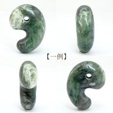 画像2: 【SALE 20%OFF】 日高翡翠 30mm 勾玉 Aランク 北海道産 日高町 HIDAKA Jade クロム 翡翠 ひすい 日本銘石 正規代理店 日本製 自社製 鉱物 パワーストーン 天然石 (2)
