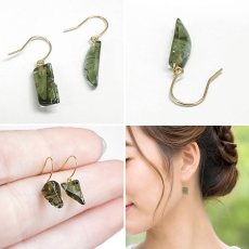 画像4: 【SALE 20%OFF】 モルダバイト 原石 ピアス チェコ産 K18【一点もの】Moldavite 日本製 ラフ フック型 ゴールド モルダヴ石 希少 レア 鉱物 天然ガラス テクタイト 天然石 パワーストーン カラーストーン (4)