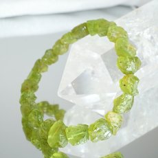 画像1: ペリドット ブレスレット 原石 パキスタン産 【一点もの】 Peridot 8月誕生石 カンラン石 結晶 オリビン お守り コレクション 浄化 ヒーリング 天然石 パワーストーン カラーストーン (1)