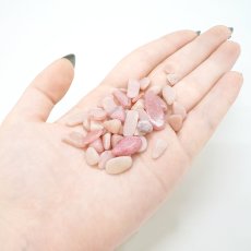 画像3: さざれ 100g クォーツァイト Quartzite ピンク 珪岩 石英 天然石 パワーストーン カラーストーン (3)