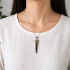画像3: パラサイト隕石 剣 ペンダントトップ ST ロシア産 【一点もの】 隕石 Pallasite ステンレス サージカル メテオライト 石鉄隕石 オリビン 橄欖石 宇宙 ヒーリング 天然石 パワーストーン (3)