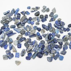 画像2: さざれ 100g ラピスラズリ (中粒) Lapislazuli 9月誕生石 鉱物 天然石 パワーストーン カラーストーン (2)