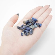 画像3: さざれ 100g ラピスラズリ (中粒) Lapislazuli 9月誕生石 鉱物 天然石 パワーストーン カラーストーン (3)