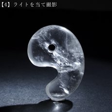 画像7: ロッククリスタル 32mm 勾玉 マダガスカル産【一点物】日本製 自社製 Rock crystal 4月誕生石 水晶 石英 万能の石 お守り 浄化 天然石 パワーストーン (7)