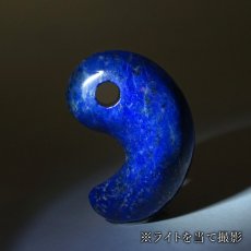 画像3: ラピスラズリ 勾玉 33mm アフガニスタン産 【 一点もの 】 Lapislazuli お守り 七宝 聖なる石 浄化 アミュレット まがたま ハンドメイド パーツ 天然石 パワーストーン カラーストーン (3)