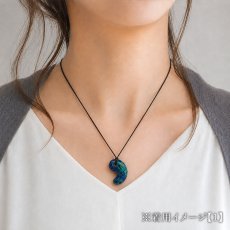 画像5: アズロマラカイト 勾玉 ペルー産 【一点もの】 Azurmalachite アズライト マラカイト 地球 お守り 浄化 アミュレット まがたま ハンドメイド パーツ 天然石 パワーストーン (5)