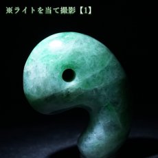 画像4: ミャンマー翡翠 勾玉 約36mm ミャンマー産 【 一点もの 】自社製 日本製 証明書付 Myanmar Jade 本翡翠 ひすい 濃緑 深緑 希少石 お守り 浄化 天然石 パワーストーン (4)