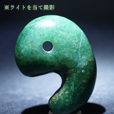 画像3: ミャンマー翡翠 勾玉 33mm グリーン濃 ミャンマー産 【 一点もの 】自社製 日本製 証明書付 Myanmar Jade 本翡翠 ひすい 濃緑 深緑 希少石 お守り 浄化 天然石 パワーストーン (3)