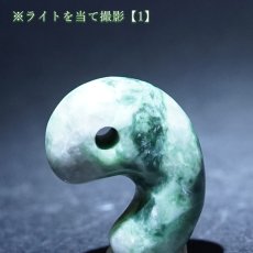 画像5: ミャンマー翡翠 勾玉 約22mm グレーグリーン ミャンマー産 【 一点もの 】自社製 日本製 証明書付 Myanmar Jade 本翡翠 ひすい 濃緑 深緑 希少石 お守り 浄化 天然石 パワーストーン (5)