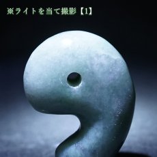 画像5: ミャンマー翡翠 勾玉 約33mm グレーグリーン ミャンマー産 【 一点もの 】自社製 日本製 証明書付 Myanmar Jade 本翡翠 ひすい 濃緑 深緑 希少石 お守り 浄化 天然石 パワーストーン (5)
