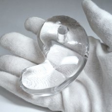画像6: 天然水晶 勾玉 80mm 山梨研磨 【一点物】 特大 置物 オブジェ Quartz 水晶 石英 4月誕生石 彫刻 手研磨 職人 無処理 魔除け 厄除け 開運 お守り 浄化 天然石 パワーストーン (6)