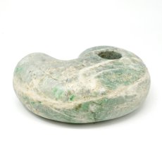 画像4: 糸魚川翡翠 約11.5cm 勾玉 新潟県産 【山梨研磨】 手研磨 特大 一点もの Itoigawa Jade 日本銘石 希少 国石 翡翠 ひすい ヒスイ 硬玉 ジェダイド 5月誕生石 糸魚川ひすい オブジェ インテリア 職人 匠 伝統技術 天然石 パワーストーン (4)