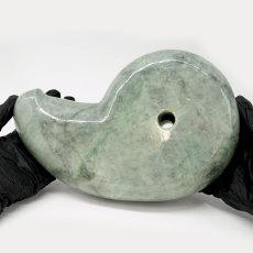画像2: 糸魚川翡翠 約22cm 勾玉 新潟県産 【山梨研磨】 手研磨 特大 一点もの Itoigawa Jade 日本銘石 希少 国石 翡翠 ひすい ヒスイ 硬玉 ジェダイド 5月誕生石 糸魚川ひすい オブジェ インテリア 職人 匠 伝統技術 天然石 パワーストーン (2)