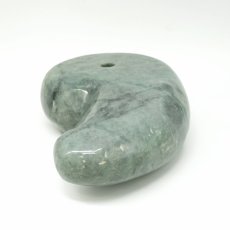 画像7: 糸魚川翡翠 約22cm 勾玉 新潟県産 【山梨研磨】 手研磨 特大 一点もの Itoigawa Jade 日本銘石 希少 国石 翡翠 ひすい ヒスイ 硬玉 ジェダイド 5月誕生石 糸魚川ひすい オブジェ インテリア 職人 匠 伝統技術 天然石 パワーストーン (7)