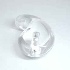画像5: 天然水晶 勾玉 80mm 山梨研磨 【一点物】 特大 置物 オブジェ Quartz 水晶 石英 4月誕生石 彫刻 手研磨 職人 無処理 魔除け 厄除け 開運 お守り 浄化 天然石 パワーストーン (5)