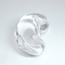 画像3: 天然水晶 勾玉 80mm 山梨研磨 【一点物】 特大 置物 オブジェ Quartz 水晶 石英 4月誕生石 彫刻 手研磨 職人 無処理 魔除け 厄除け 開運 お守り 浄化 天然石 パワーストーン (3)