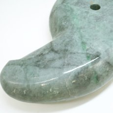 画像9: 糸魚川翡翠 約22cm 勾玉 新潟県産 【山梨研磨】 手研磨 特大 一点もの Itoigawa Jade 日本銘石 希少 国石 翡翠 ひすい ヒスイ 硬玉 ジェダイド 5月誕生石 糸魚川ひすい オブジェ インテリア 職人 匠 伝統技術 天然石 パワーストーン (9)