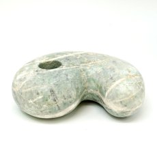 画像2: 糸魚川翡翠 約11.5cm 勾玉 新潟県産 【山梨研磨】 手研磨 特大 一点もの Itoigawa Jade 日本銘石 希少 国石 翡翠 ひすい ヒスイ 硬玉 ジェダイド 5月誕生石 糸魚川ひすい オブジェ インテリア 職人 匠 伝統技術 天然石 パワーストーン (2)