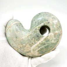 画像7: 糸魚川翡翠 約11.5cm 勾玉 新潟県産 【山梨研磨】 手研磨 特大 一点もの Itoigawa Jade 日本銘石 希少 国石 翡翠 ひすい ヒスイ 硬玉 ジェダイド 5月誕生石 糸魚川ひすい オブジェ インテリア 職人 匠 伝統技術 天然石 パワーストーン (7)