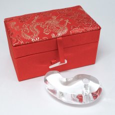 画像8: 天然水晶 勾玉 80mm 山梨研磨 【一点物】 特大 置物 オブジェ Quartz 水晶 石英 4月誕生石 彫刻 手研磨 職人 無処理 魔除け 厄除け 開運 お守り 浄化 天然石 パワーストーン (8)