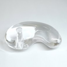 画像2: 天然水晶 勾玉 80mm 山梨研磨 【一点物】 特大 置物 オブジェ Quartz 水晶 石英 4月誕生石 彫刻 手研磨 職人 無処理 魔除け 厄除け 開運 お守り 浄化 天然石 パワーストーン (2)