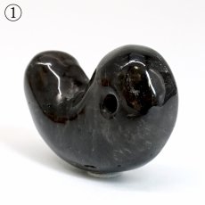 画像3: 山梨 黒平黒水晶 30mm 勾玉 山梨県産 【山梨研磨】 手研磨 一級研磨士 黒平鉱山 Kurobera Quartz 一点もの 職人 匠 国産天然石 国産水晶 お守り 浄化 日本銘石 天然石 パワーストーン (3)