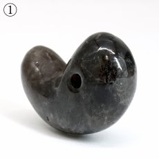 画像3: 山梨 黒平黒水晶 30mm 勾玉 山梨県産 【山梨研磨】 手研磨 一級研磨士 黒平鉱山 Kurobera Quartz 一点もの 職人 匠 国産天然石 国産水晶 お守り 浄化 日本銘石 天然石 パワーストーン (3)
