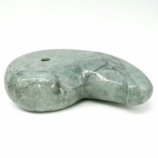 画像6: 糸魚川翡翠 約22cm 勾玉 新潟県産 【山梨研磨】 手研磨 特大 一点もの Itoigawa Jade 日本銘石 希少 国石 翡翠 ひすい ヒスイ 硬玉 ジェダイド 5月誕生石 糸魚川ひすい オブジェ インテリア 職人 匠 伝統技術 天然石 パワーストーン (6)