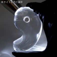 画像7: 天然水晶 勾玉 80mm 山梨研磨 【一点物】 特大 置物 オブジェ Quartz 水晶 石英 4月誕生石 彫刻 手研磨 職人 無処理 魔除け 厄除け 開運 お守り 浄化 天然石 パワーストーン (7)