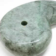 画像8: 糸魚川翡翠 約22cm 勾玉 新潟県産 【山梨研磨】 手研磨 特大 一点もの Itoigawa Jade 日本銘石 希少 国石 翡翠 ひすい ヒスイ 硬玉 ジェダイド 5月誕生石 糸魚川ひすい オブジェ インテリア 職人 匠 伝統技術 天然石 パワーストーン (8)