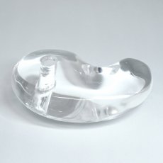画像4: 天然水晶 勾玉 80mm 山梨研磨 【一点物】 特大 置物 オブジェ Quartz 水晶 石英 4月誕生石 彫刻 手研磨 職人 無処理 魔除け 厄除け 開運 お守り 浄化 天然石 パワーストーン (4)