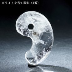 画像6: 山梨 黒平水晶 25mm 勾玉 山梨県産 【山梨研磨】 手研磨 一級研磨士 黒平鉱山 Kurobera Quartz 一点もの 職人 匠 国産天然石 国産水晶 お守り 浄化 日本銘石 天然石 パワーストーン (6)
