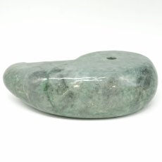 画像4: 糸魚川翡翠 約22cm 勾玉 新潟県産 【山梨研磨】 手研磨 特大 一点もの Itoigawa Jade 日本銘石 希少 国石 翡翠 ひすい ヒスイ 硬玉 ジェダイド 5月誕生石 糸魚川ひすい オブジェ インテリア 職人 匠 伝統技術 天然石 パワーストーン (4)