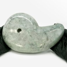 画像3: 糸魚川翡翠 約22cm 勾玉 新潟県産 【山梨研磨】 手研磨 特大 一点もの Itoigawa Jade 日本銘石 希少 国石 翡翠 ひすい ヒスイ 硬玉 ジェダイド 5月誕生石 糸魚川ひすい オブジェ インテリア 職人 匠 伝統技術 天然石 パワーストーン (3)